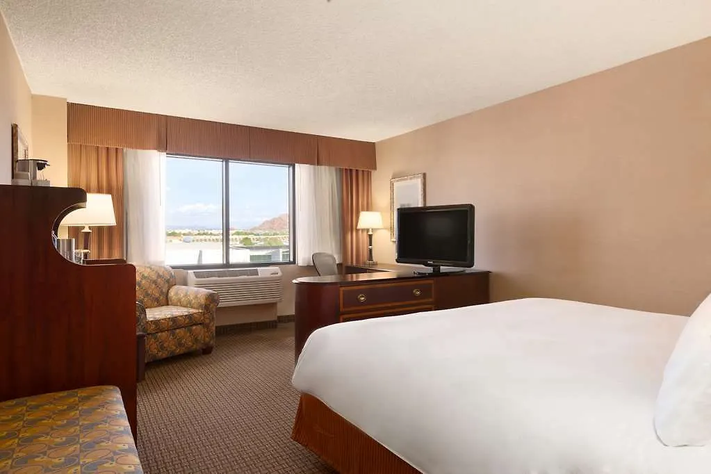 Radisson Hotel Phoenix Airport 3*,