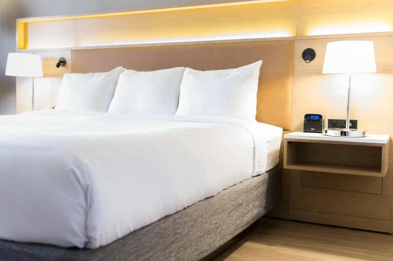 Radisson Hotel Phoenix Airport 3*,